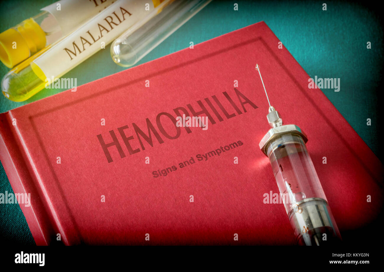 Siringa vintage su un libro di emofilia, concetto medico Foto Stock