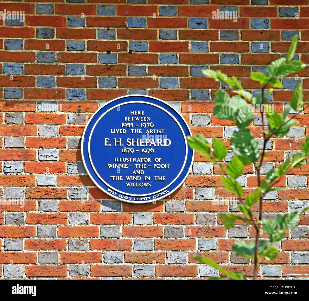 Targa blu sulla home di E H Shepard dal 1955 fino al 1976 a Lodsworth nel West Sussex illustratore di Winnie the Pooh e il vento nei salici Foto Stock