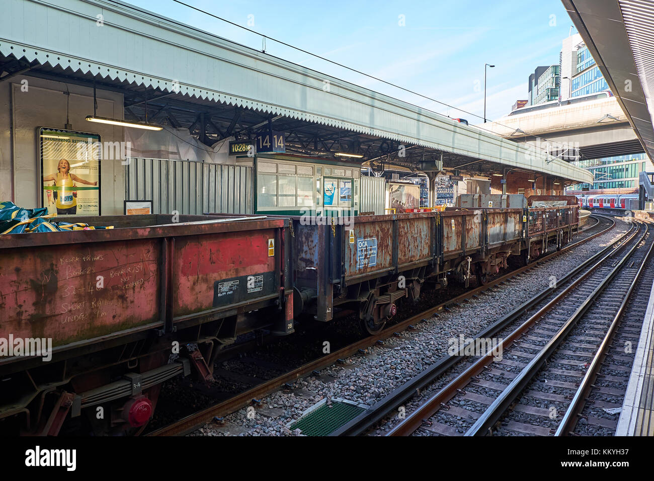 London city - 26 dicembre 2016: carri su un treno merci parcheggiato presso la stazione di Paddington per prelevare i rottami Foto Stock