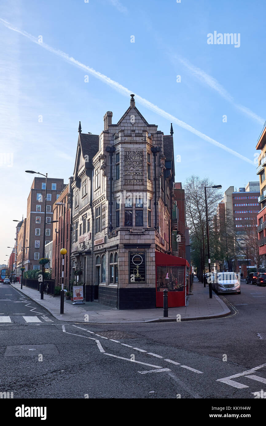 London city - 26 dicembre 2016: vecchia stretta a forma di v edificio ad angolo in vecchio stile con decorazioni Foto Stock