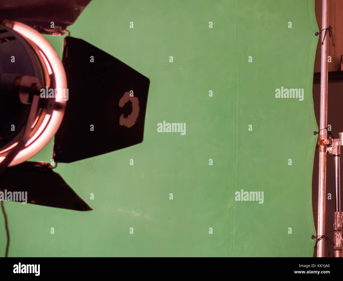 Real svuota lo schermo verde in foto in studio con spia luminosa Foto Stock