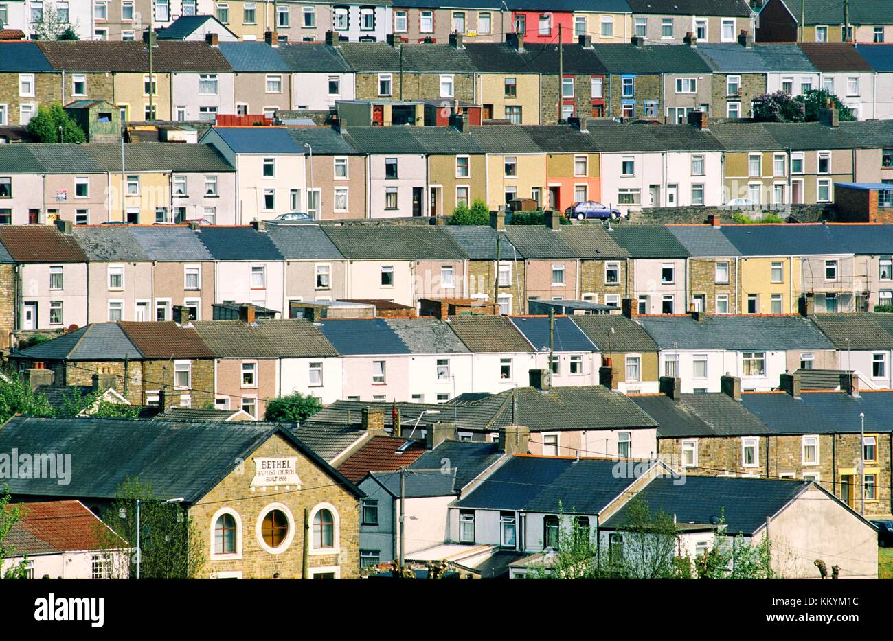 Tredegar villaggio città mineraria del carbone comunitario di case a schiera e Bethel Baptist Church, Gwent, South Wales, Regno Unito Foto Stock
