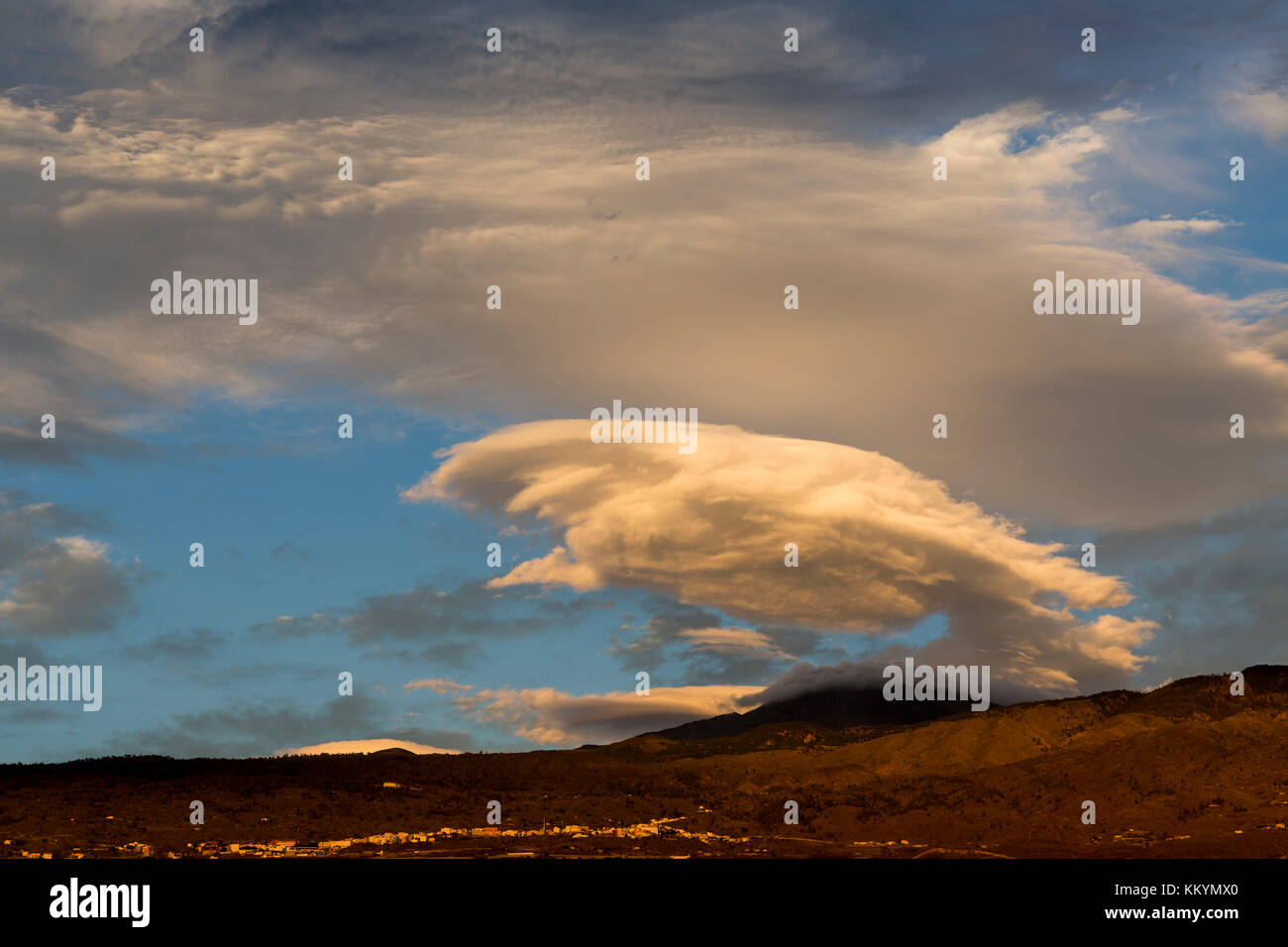 Lenticolare di formazione delle nuvole nel cielo sopra il monte Teide illuminata dal sole di setting, Tenerife, Isole Canarie, Spagna Foto Stock