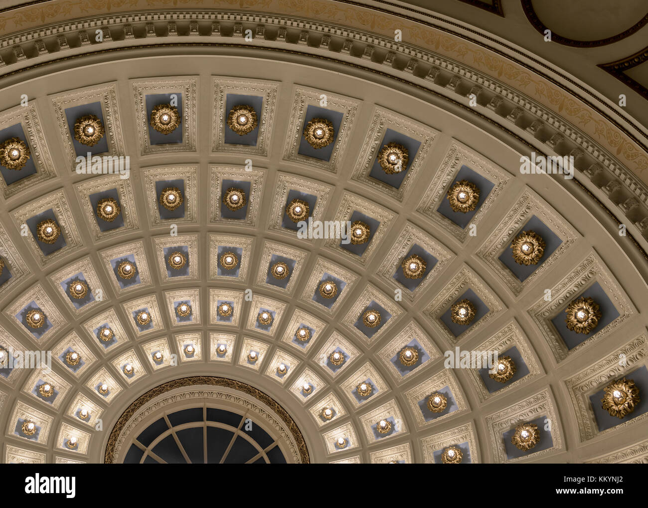 Cupola interna del soffitto nella hall della Milwaukee Public Library (Main Branch) in Wisconsin Avenue a Milwaukee, Wisconsin Foto Stock