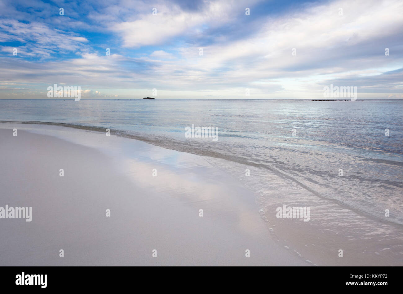 Eccezionalmente tranquilla mare a jabberwock beach in antigua, cercando quasi come computer grafica. La piccola isola è ficodindia isola. Foto Stock