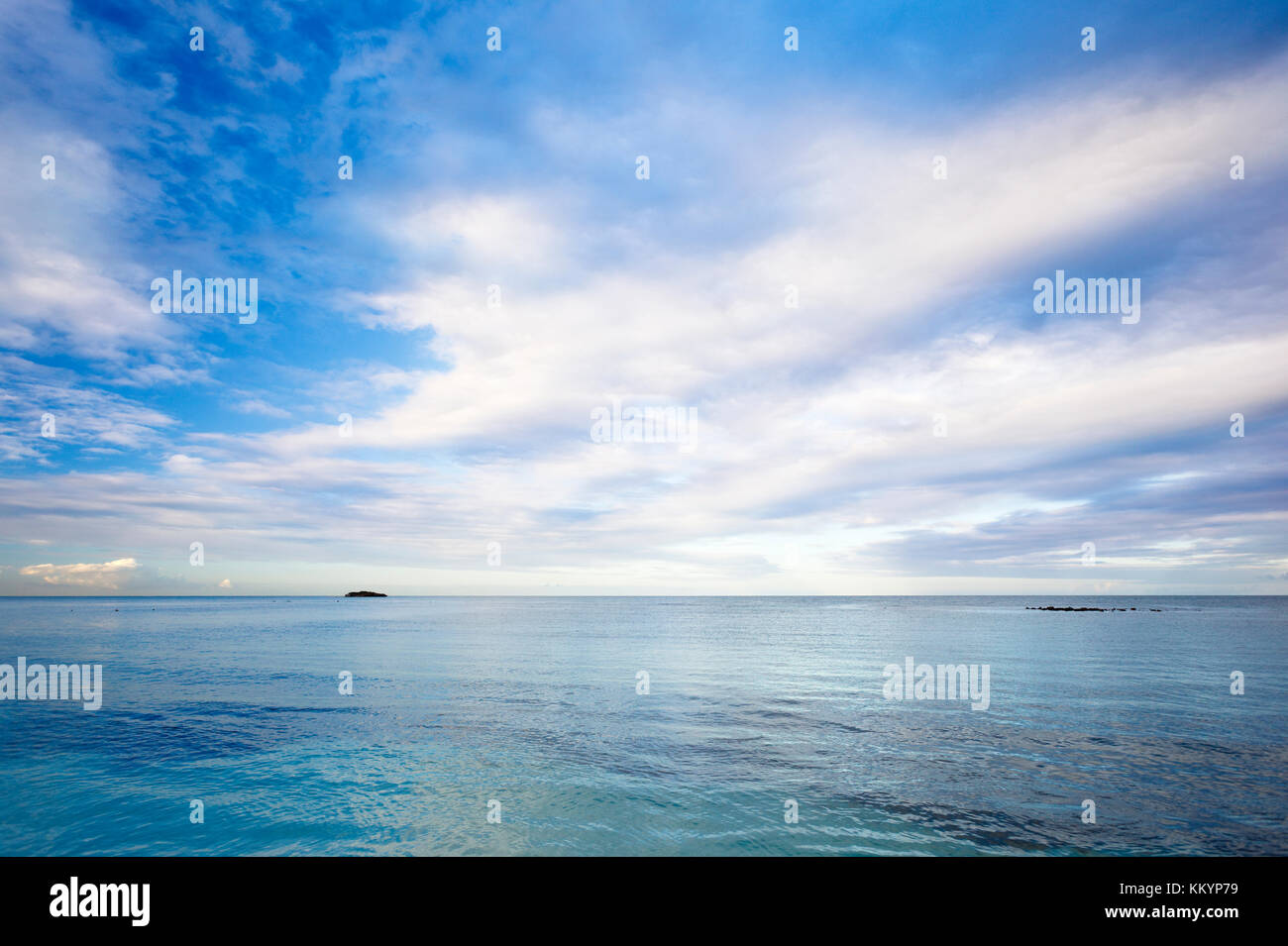 Eccezionale calma il mare a jabberwock beach in antigua, cercando quasi come computer grafica. La piccola isola è ficodindia isola. Foto Stock