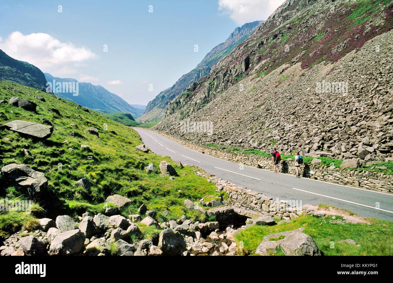 Llanberis Pass, Parco Nazionale di Snowdonia, Wales, Regno Unito. Cerca NW verso Llanberis. Camminatori escursionisti a piedi sulla strada di montagna Foto Stock