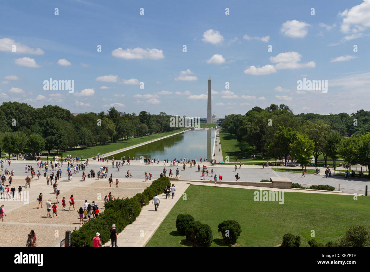 Vista dalle fasi del Lincoln Memorial verso la piscina riflettente e il Washington Monument, il National Mall di Washington DC, Stati Uniti. Foto Stock