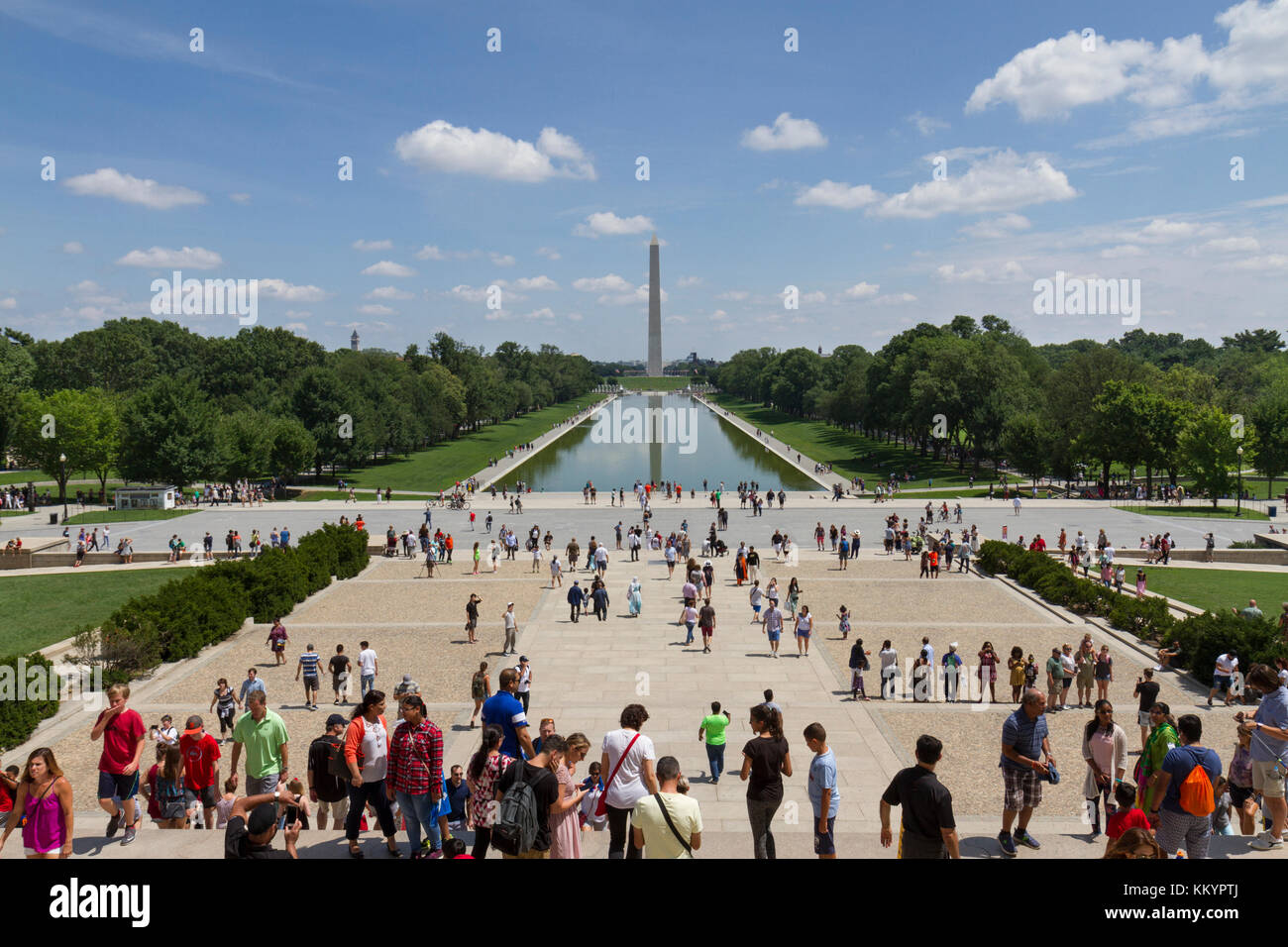 Vista dalle fasi del Lincoln Memorial verso la piscina riflettente e il Washington Monument, il National Mall di Washington DC, Stati Uniti. Foto Stock