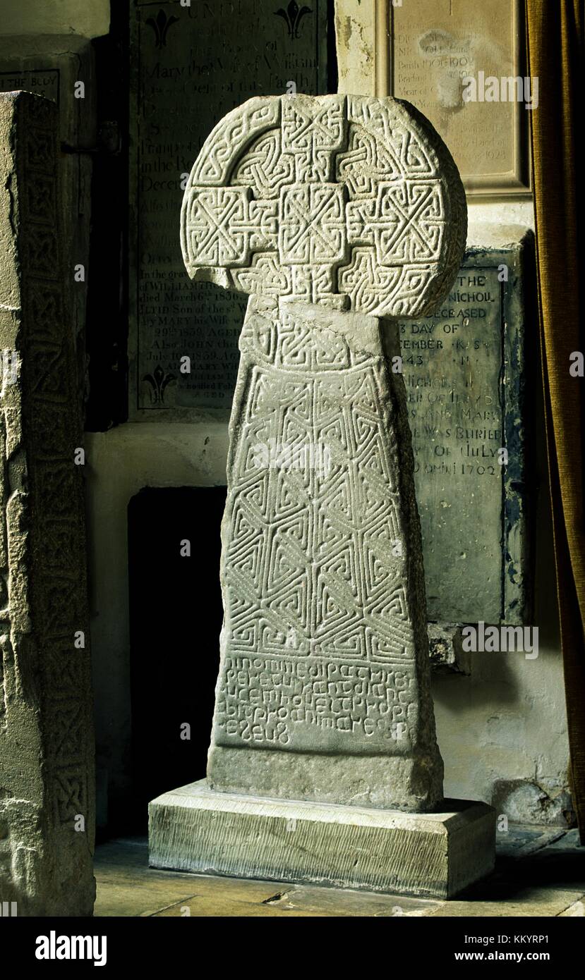 La croce houelt. Uno dei primi british celtic christian pietre in st. illtyd la chiesa, Llantwit Major, Glamorgan, Wales, Regno Unito Foto Stock
