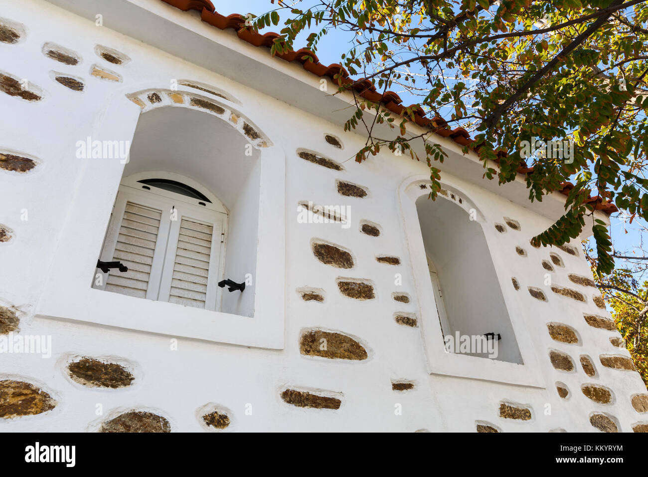 Casa con lavori decorativi in pietra nel villaggio di Psara. Foto Stock