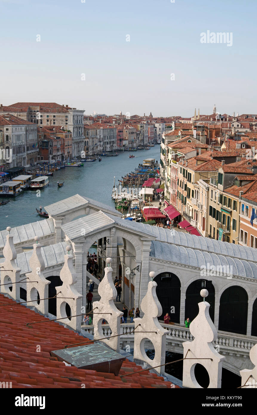 Vista dalla nuova terrazza sul tetto del Fontego () del Fondaco dei Tedeschi, adiacente al ponte di Rialto, Foto Stock