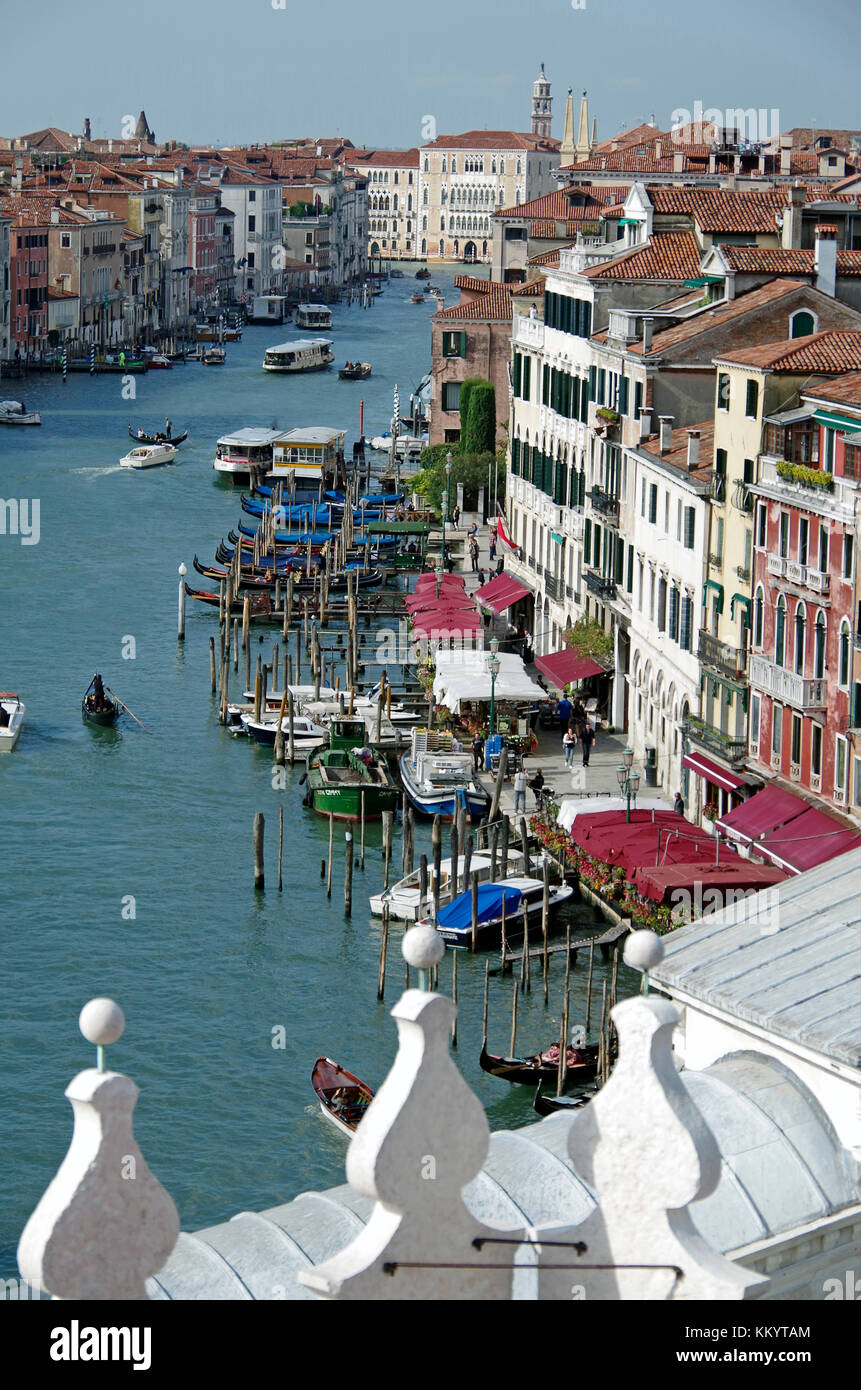 Vista dalla nuova terrazza sul tetto del Fontego () del Fondaco dei Tedeschi, adiacente al ponte di Rialto, Foto Stock