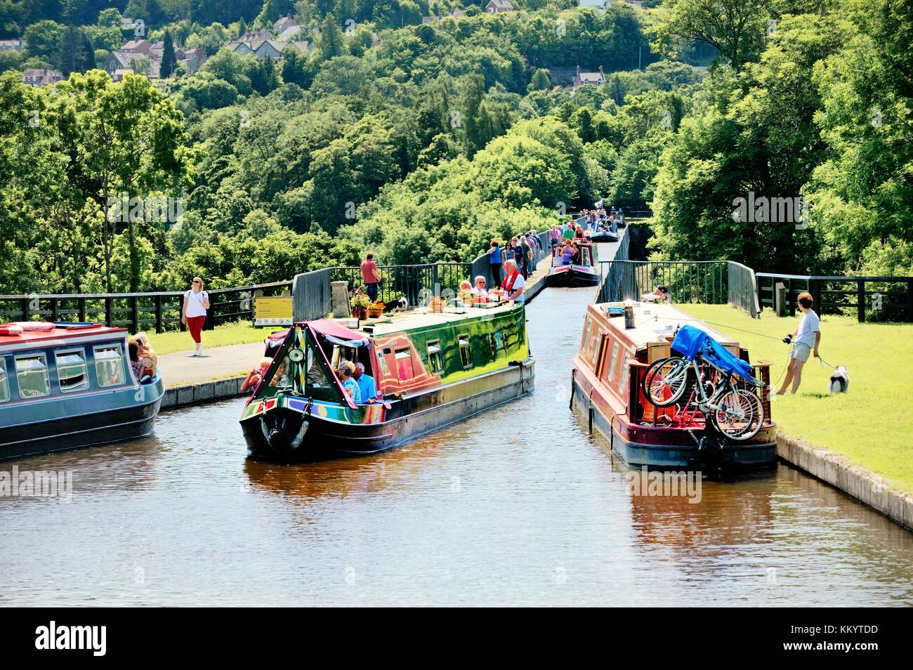 Acquedotto Pontcysyllte finito di 1805 porta battelli a Llangollen Canal oltre il fiume Dee Valley vicino a Wrexham, Wales, Regno Unito Foto Stock
