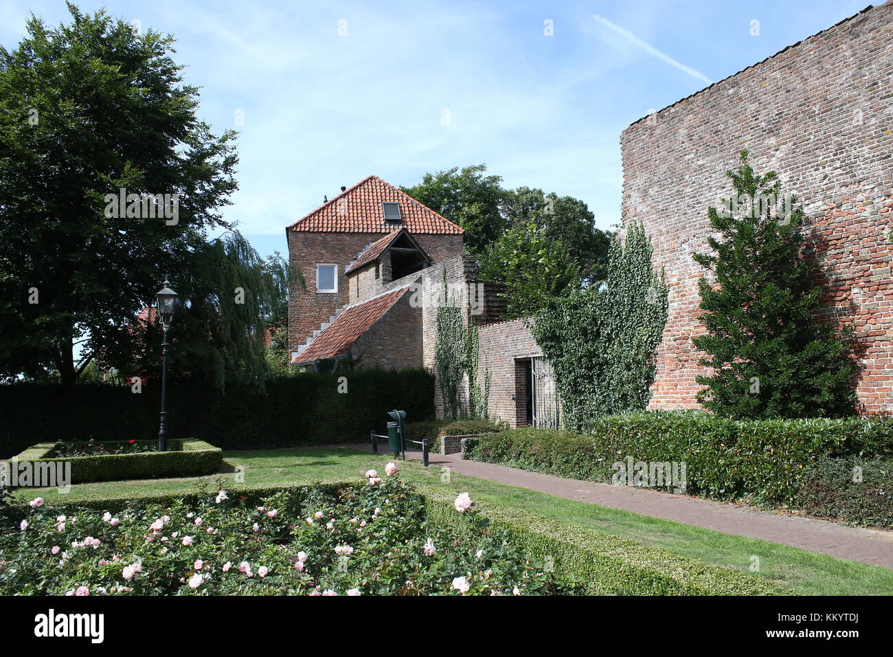 Piccolo parco con i resti del western mura medievali della città di Harderwijk, Paesi Bassi vicino Blokhuis street Foto Stock