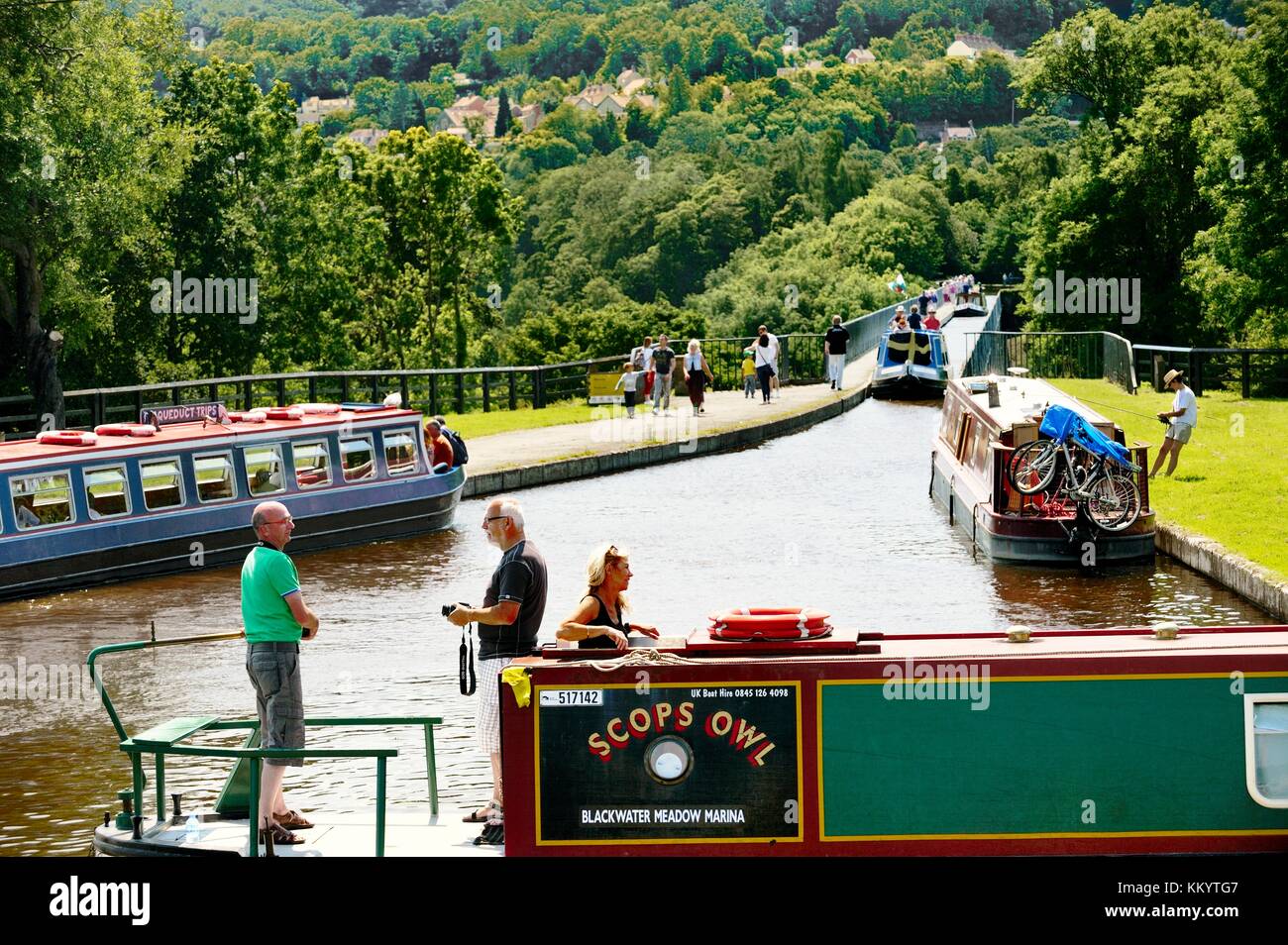 Acquedotto Pontcysyllte finito di 1805 porta battelli a Llangollen Canal oltre il fiume Dee Valley vicino a Wrexham, Wales, Regno Unito Foto Stock