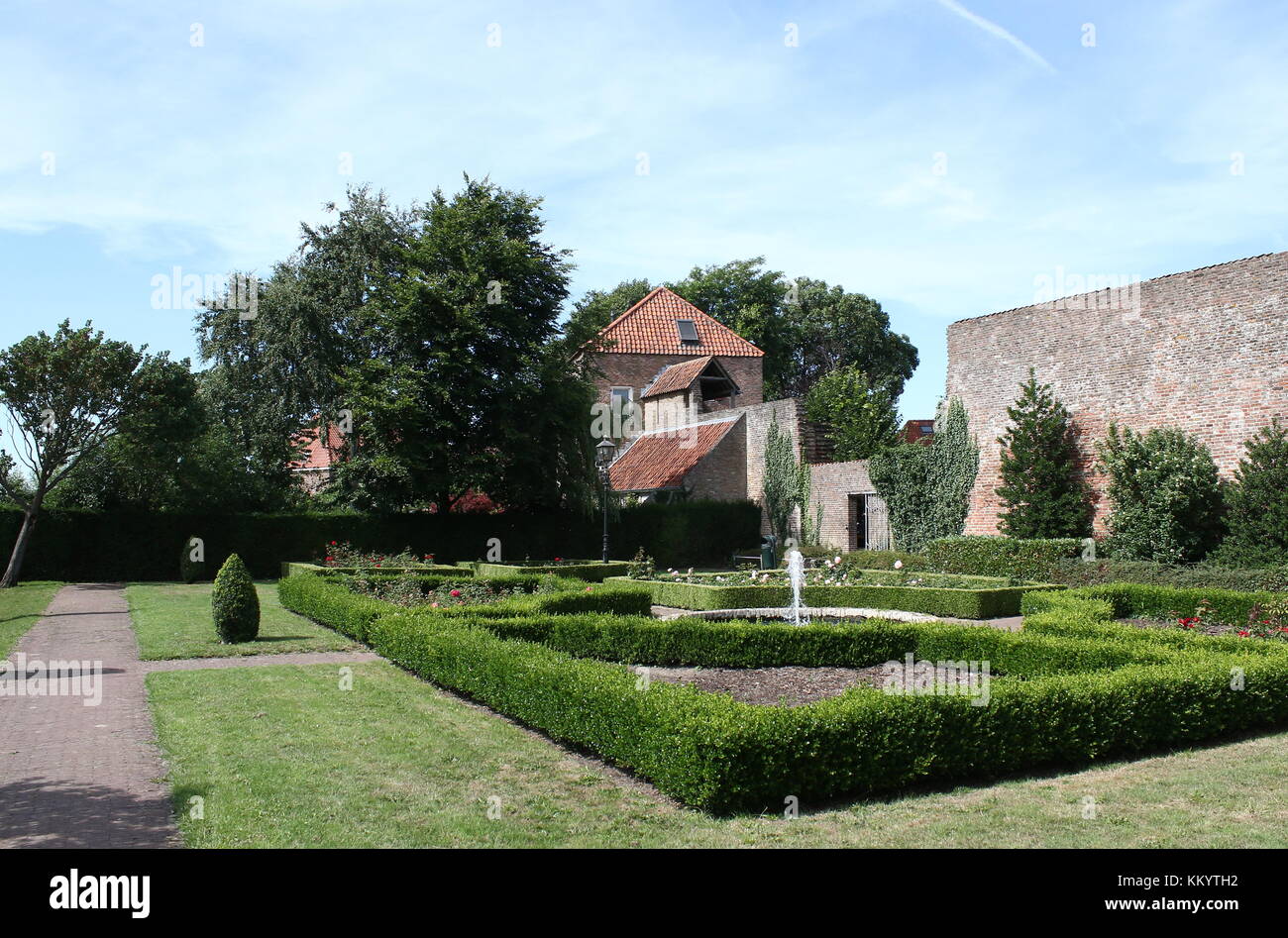 Piccolo parco con i resti del western mura medievali della città di Harderwijk, Paesi Bassi vicino Blokhuis street Foto Stock