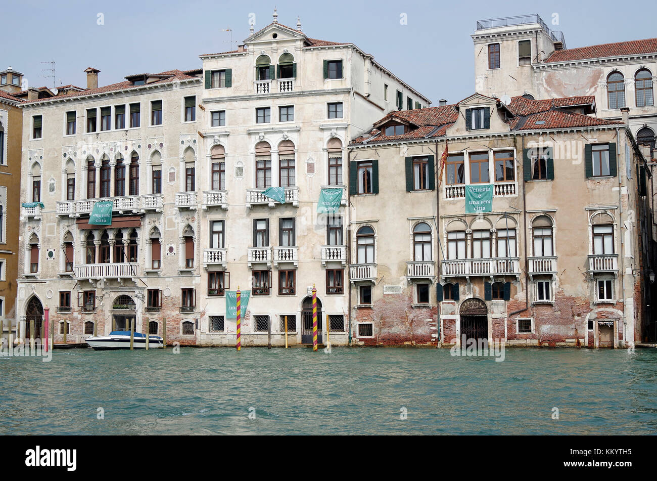 Palazzo Barbaro, e l'edificio adiacente, con banner di lettura, Venezia è una vera città, Venezia è una città reale, Foto Stock