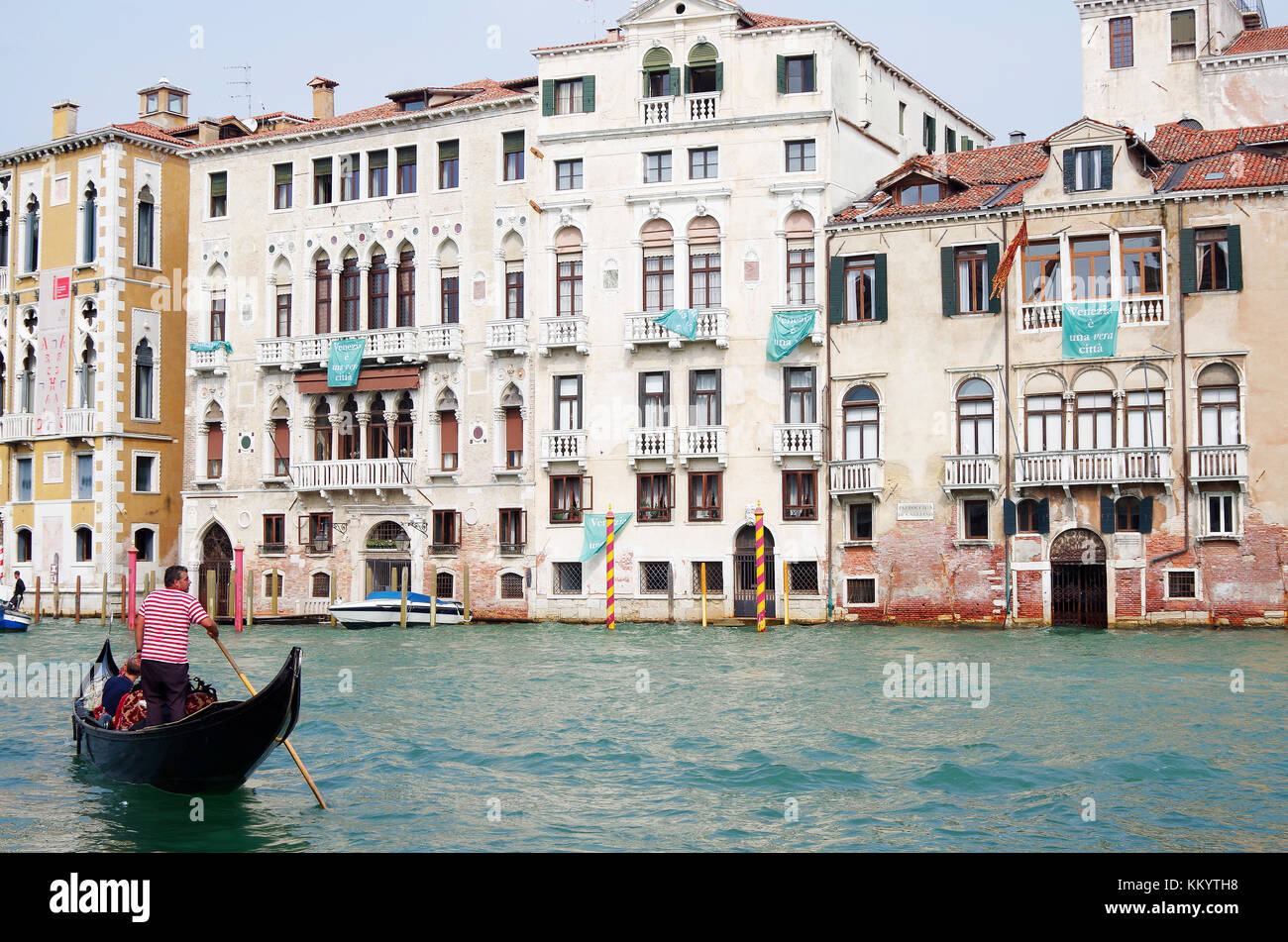 Palazzo Barbaro, e l'edificio adiacente, con banner di lettura, Venezia è una vera città, Venezia è una città reale, Foto Stock