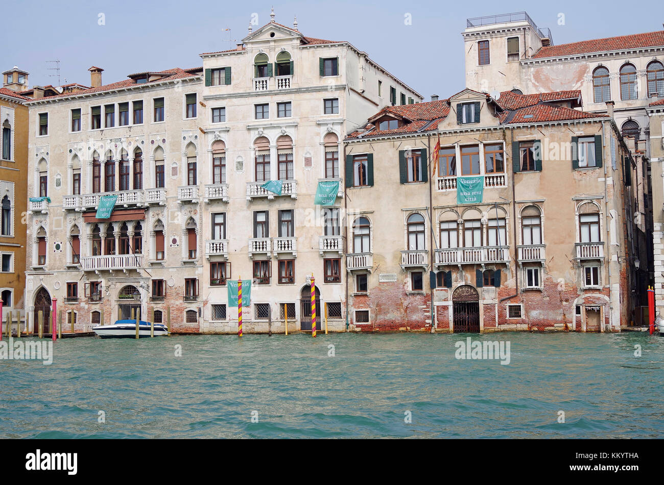 Palazzo Barbaro, e l'edificio adiacente, con banner di lettura, Venezia è una vera città, Venezia è una città reale, Foto Stock