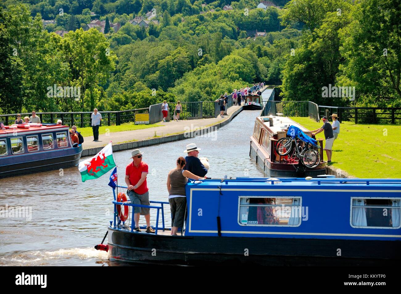 Acquedotto Pontcysyllte finito di 1805 porta battelli a Llangollen Canal oltre il fiume Dee Valley vicino a Wrexham, Wales, Regno Unito Foto Stock