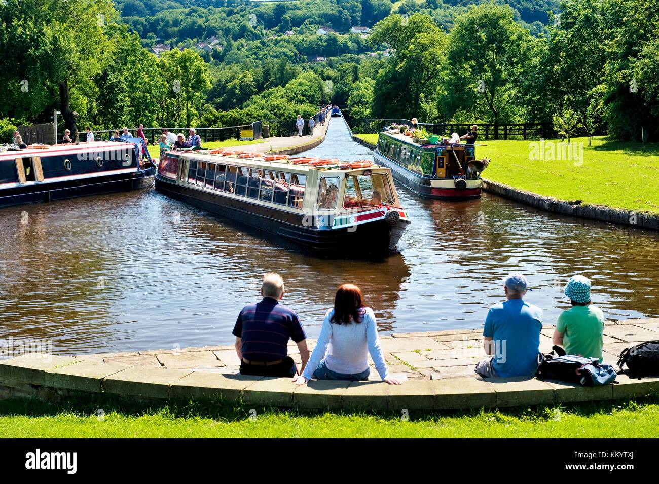 Acquedotto Pontcysyllte finito di 1805 porta battelli a Llangollen Canal oltre il fiume Dee Valley vicino a Wrexham, Wales, Regno Unito Foto Stock