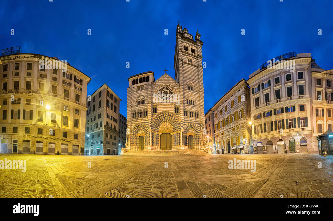Cattedrale di Genova al crepuscolo. Vista panoramica da Piazza San Lorenzo piazza di Genova, liguria, Italy Foto Stock