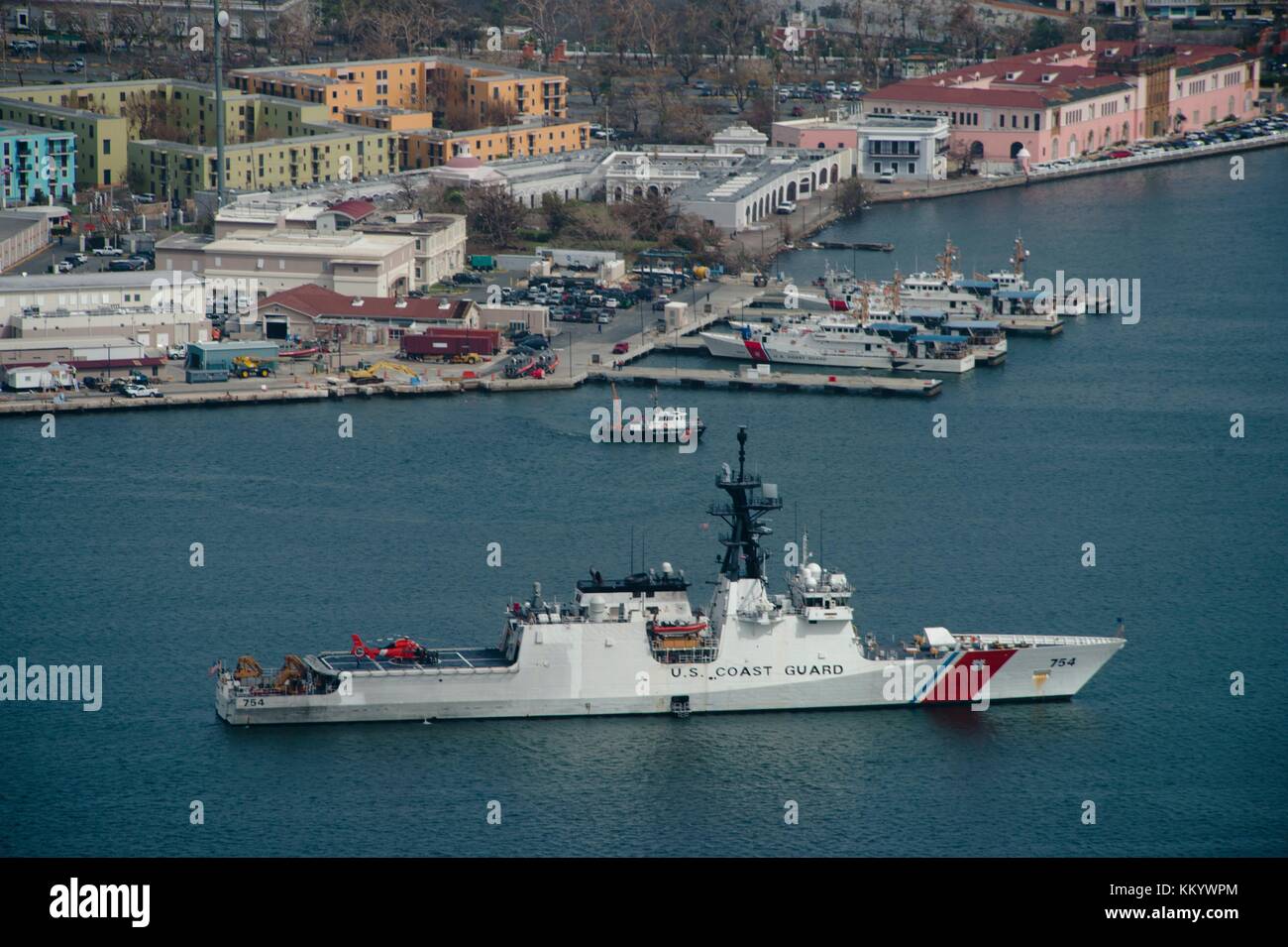 Il guardacoste degli Stati Uniti leggenda-class più bella uscgc james cuoce a vapore in corso durante gli interventi di soccorso dopo il passaggio dell uragano maria settembre 26, 2017 in puerto rico. (Foto di Nicola dutton via planetpix) Foto Stock