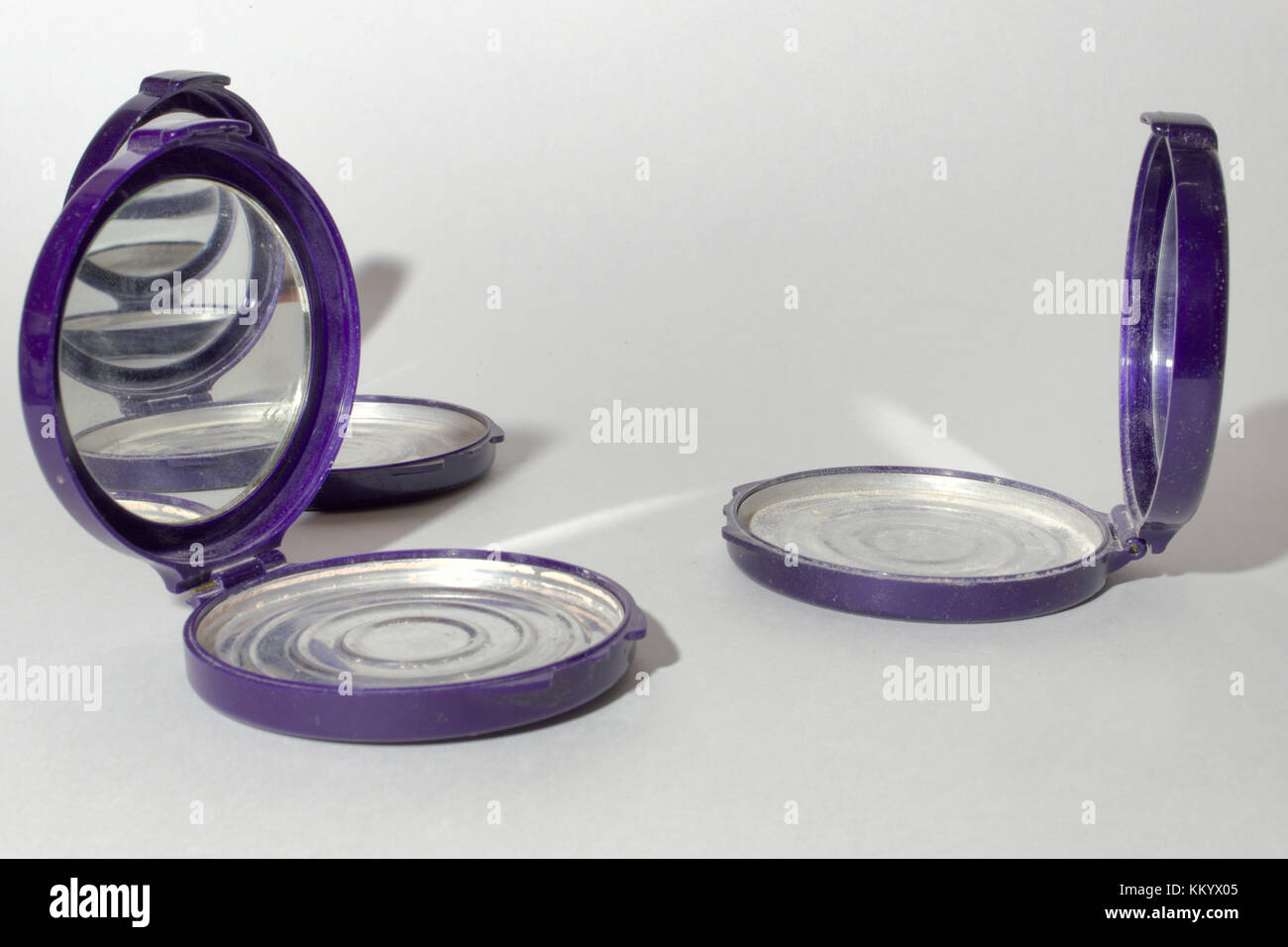 Vuoto tre casi in polvere con specchio, che riflettono ogni altro Foto Stock