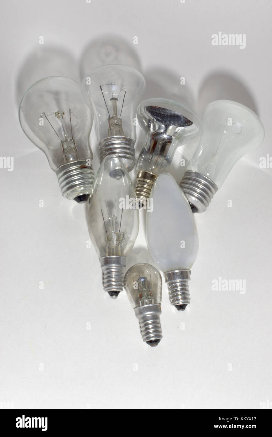 Le lampade ad incandescenza e le lampadine alogene con diverse dimensioni dei tappi Foto Stock