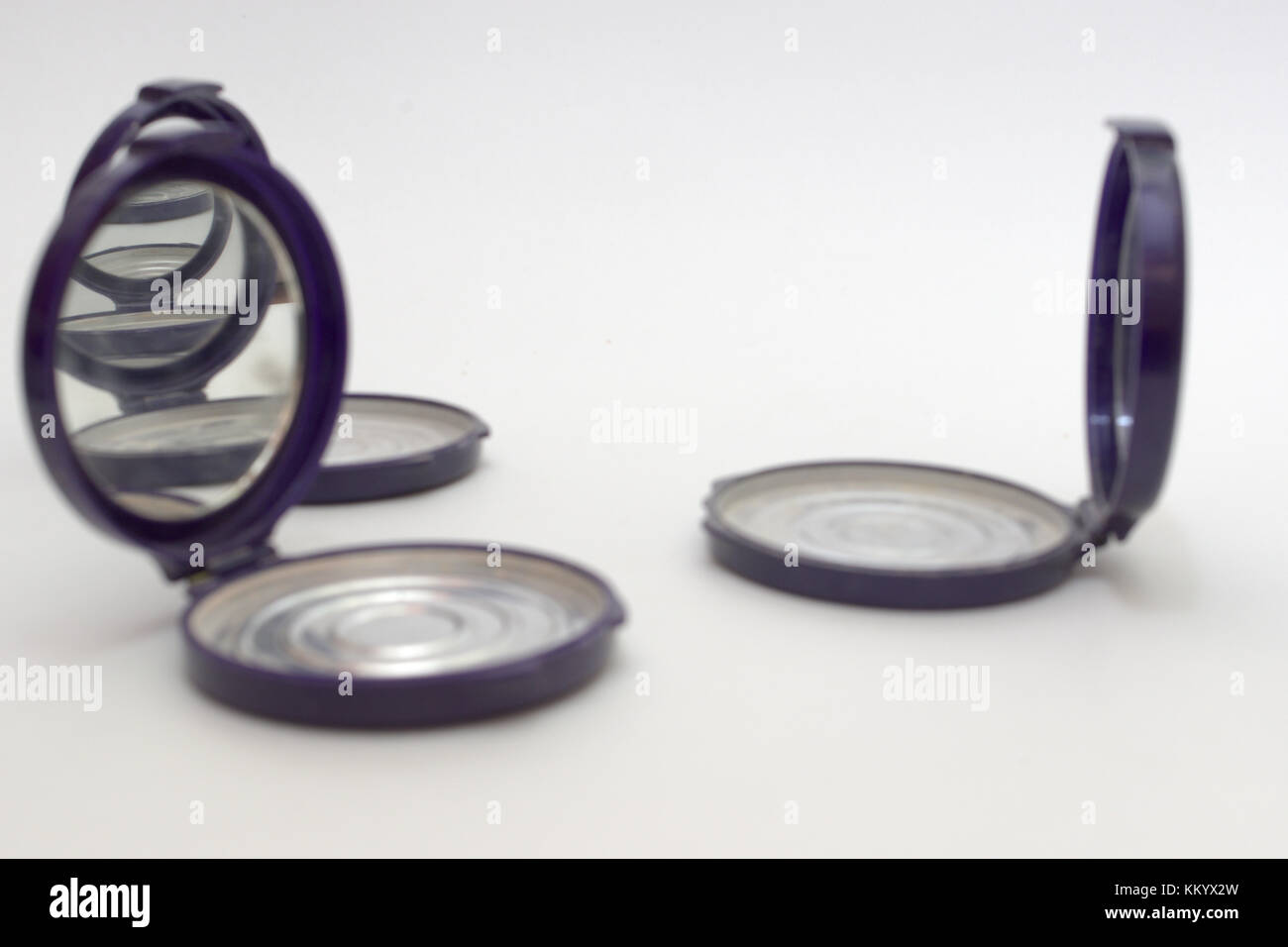 Polvere di vuoto caso con specchio, che riflettono ogni altro. blured Foto Stock