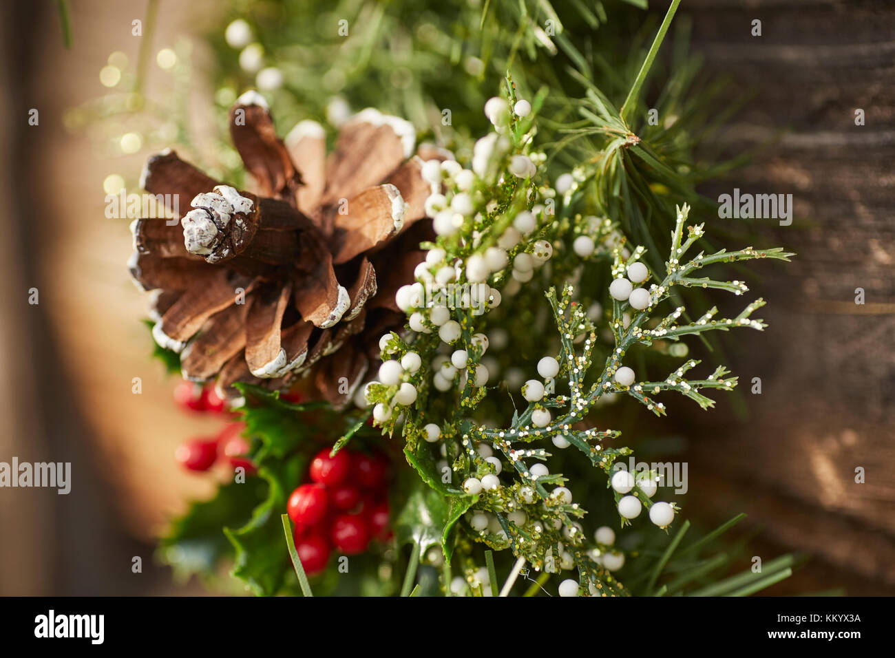 Ghirlanda di Natale su un fienile parete in legno Foto Stock
