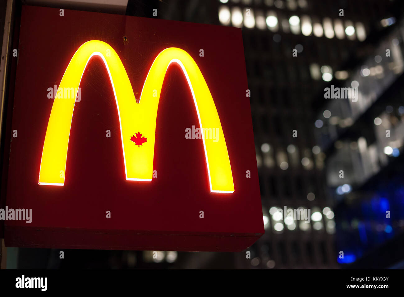 Toronto, Canada - 21 ottobre 2017: mcdonalds un ristorante fast food logo illuminato di notte. città di Toronto, Canada Foto Stock