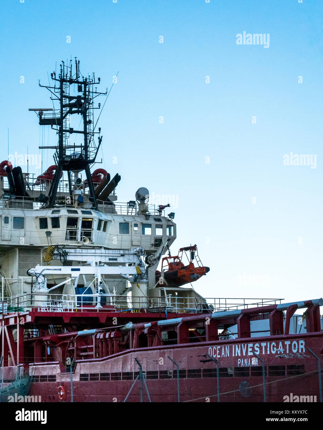 Close up offshore alimentazione rimorchiatore nave Ocean investigatore, registrate in Panama, ormeggiata in Leith Docks, Edimburgo, Scozia, Regno Unito Foto Stock