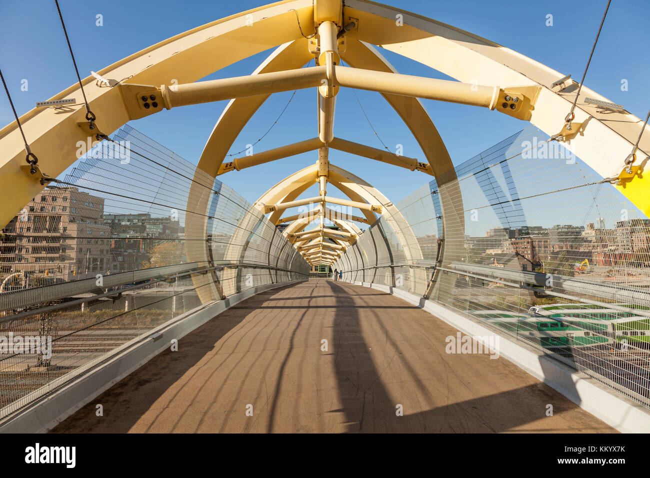 Toronto, Canada - Ott 20, 2017: Contemporanea ponte pedonale a Puente de luz nella città di Toronto, Canada Foto Stock