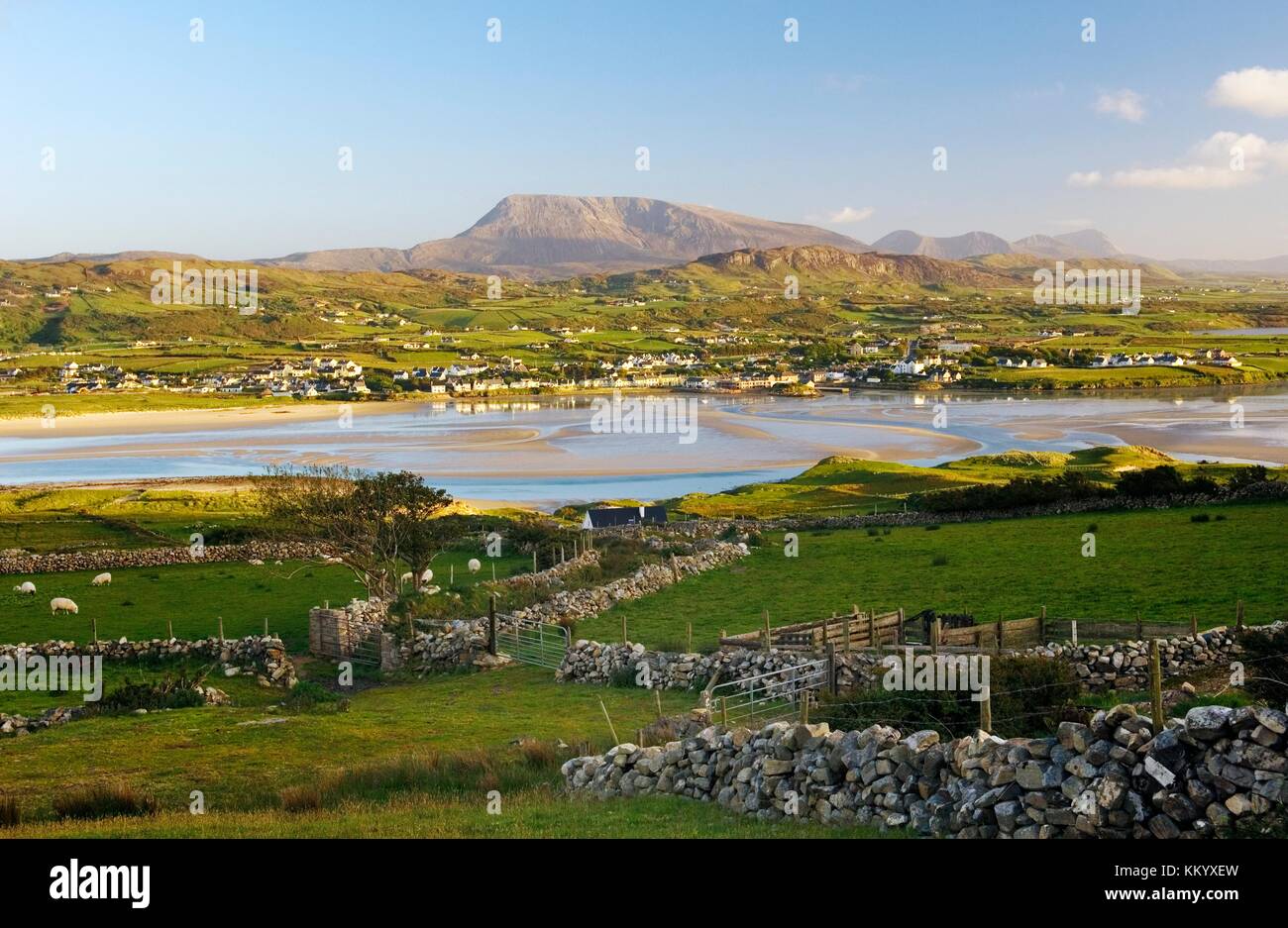 Sud al di sopra del villaggio di Dunfanaghy da vicino alla testa di avvisatore acustico verso Muckish montagna a nord della costa di Donegal, Irlanda. Sera d'estate Foto Stock
