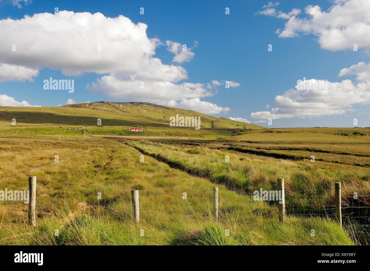 Hill Farm cottage turf torbiera paesaggio vicino dunglow sulla strada di montagna a ballybofey, Co. Donegal, Irlanda. Foto Stock