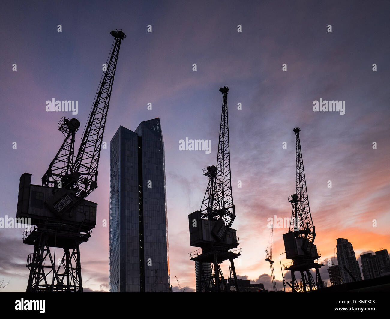 London Canary Wharf - vecchio dock gru stagliano nuovamente il cielo al tramonto Foto Stock