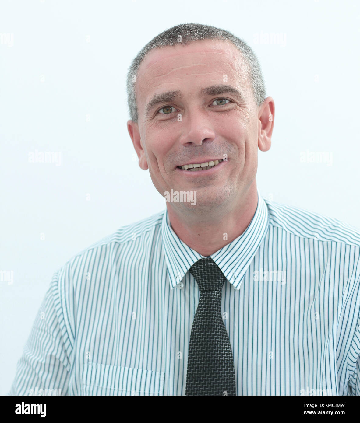 Ritratto di un sorridente e fiducioso imprenditore maturo in camicia Foto Stock