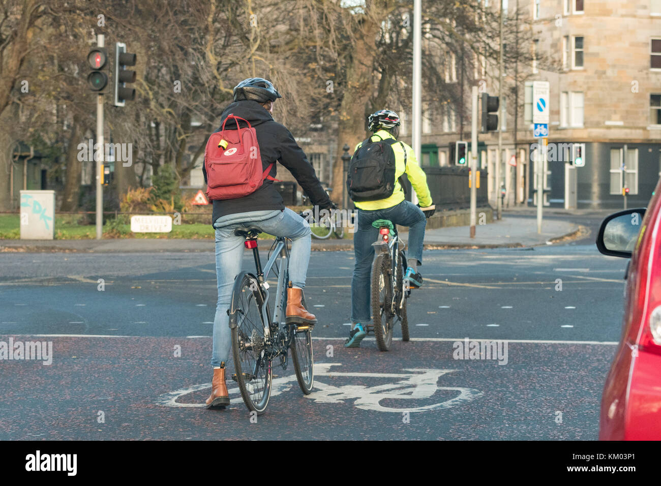 I ciclisti utilizzano il box per biciclette con fermata avanzata al semaforo nel centro di Edimburgo, Scozia, Regno Unito Foto Stock
