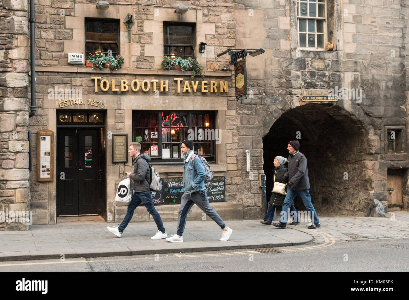Tolbooth Tavern e Old Tolbooth Wynd, Canongate, Edimburgo, Scozia, Regno Unito Foto Stock