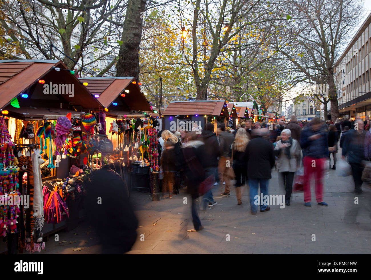 Gli amanti dello shopping curiosano tra le bancarelle sulla Promenade di Cheltenham durante il suo mercatino di Natale all'aperto a dicembre Foto Stock