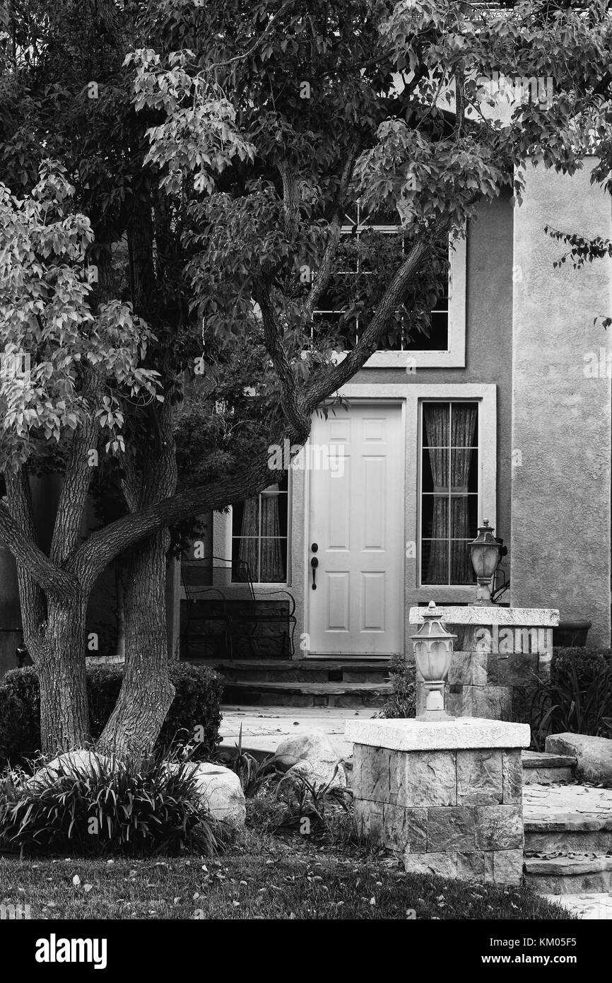 Ingresso alla casa suburbana in bianco e nero Foto Stock