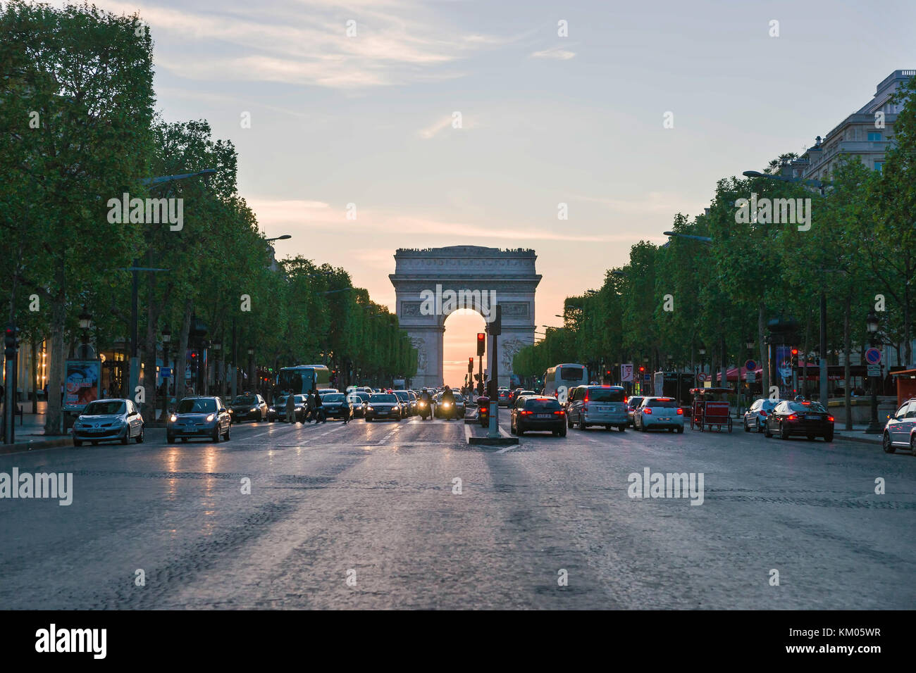 Parigi, Francia - 3 maggio 2012: Arco di trionfo della stella a Parigi in Francia, UE, di sera. L'Arc de Triomphe de l' Etoile è uno dei più noti Foto Stock