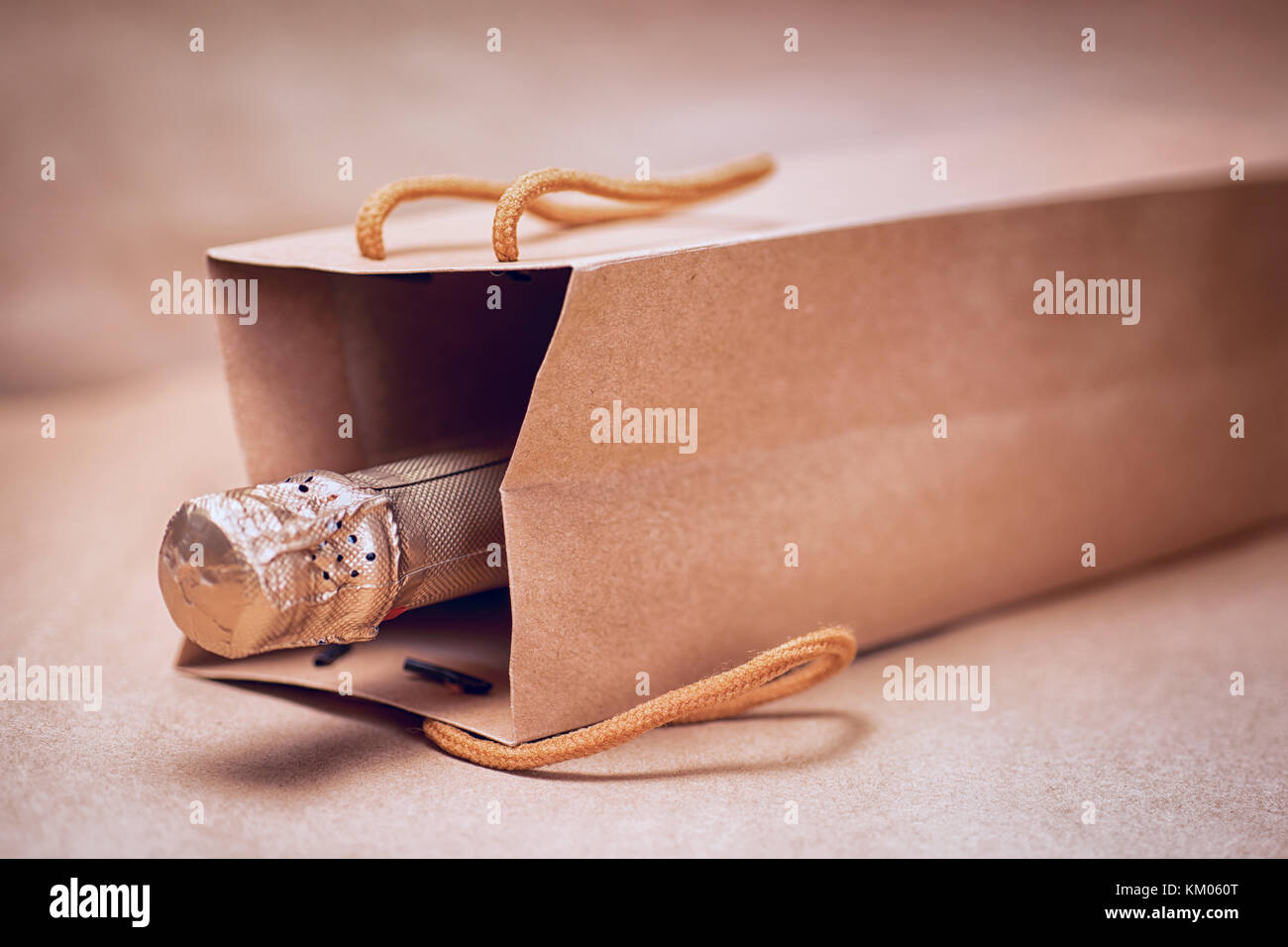 Vino spumante in craft borsa regalo su imbarcazioni astratta sfondo della carta. dai toni morbidi immagine, il fuoco selettivo Foto Stock