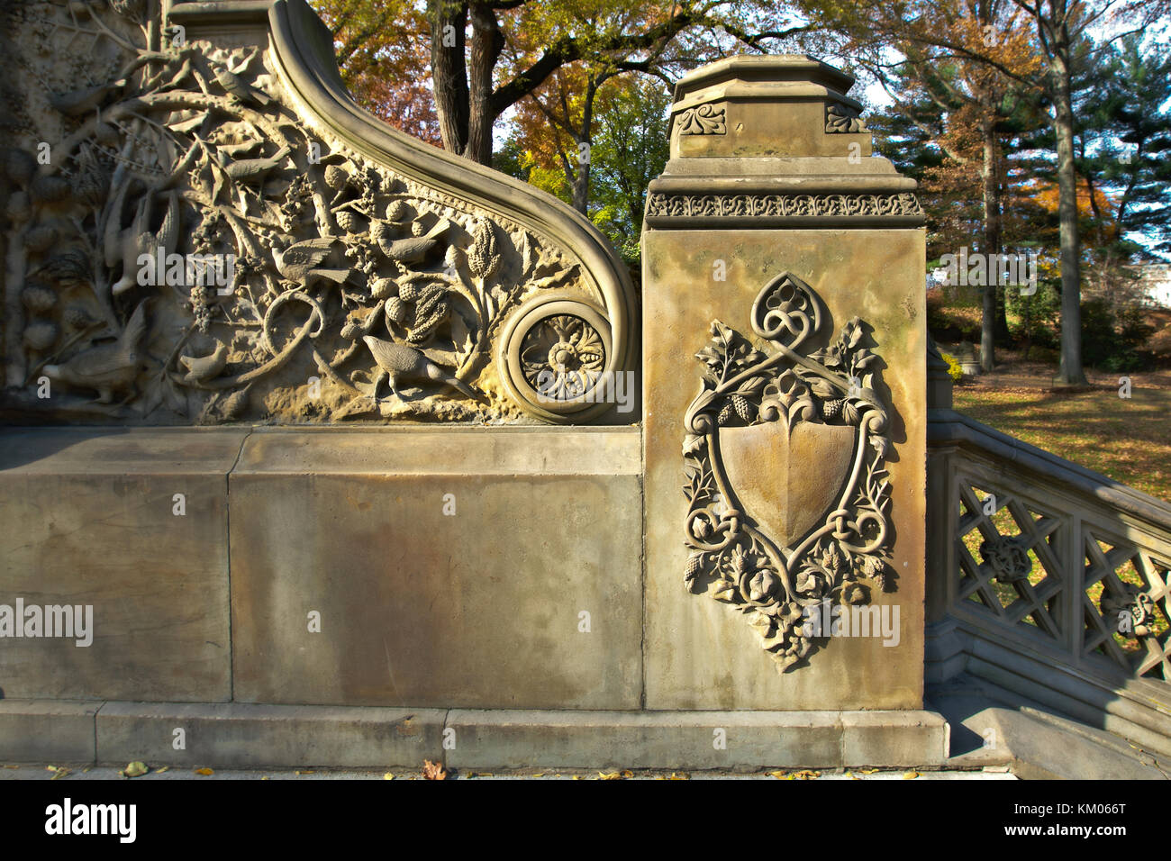 Ornato dettagli decorativi su un recinto di pietra. Foto Stock