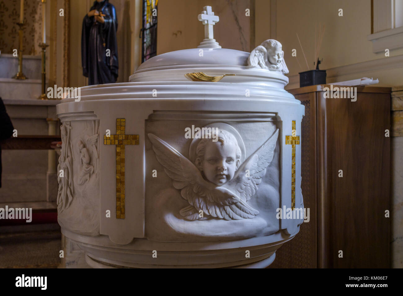 Vasca battesimale nella Chiesa Cattolica, Washington D.C., USA. Foto Stock