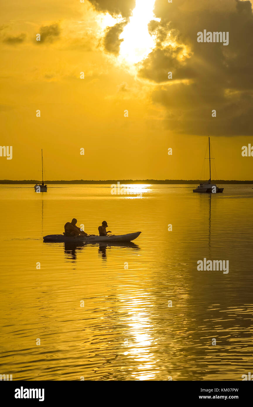 Keywest tramonto tramonto a key west florida usa con la barca e flottante silhouette di persone ora d'oro Foto Stock