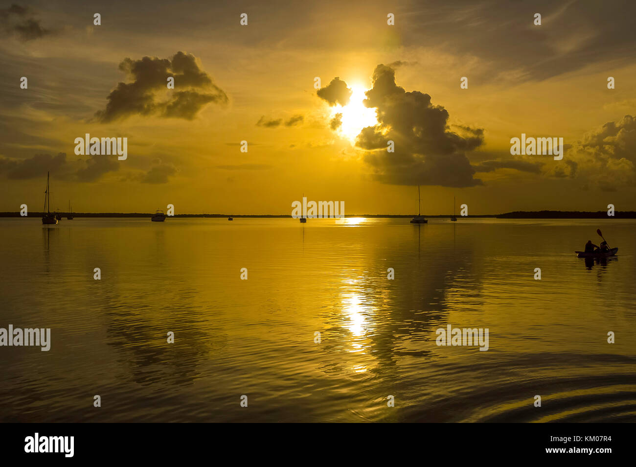 Keywest tramonto tramonto a key west florida usa con la barca e flottante silhouette di persone ora d'oro Foto Stock