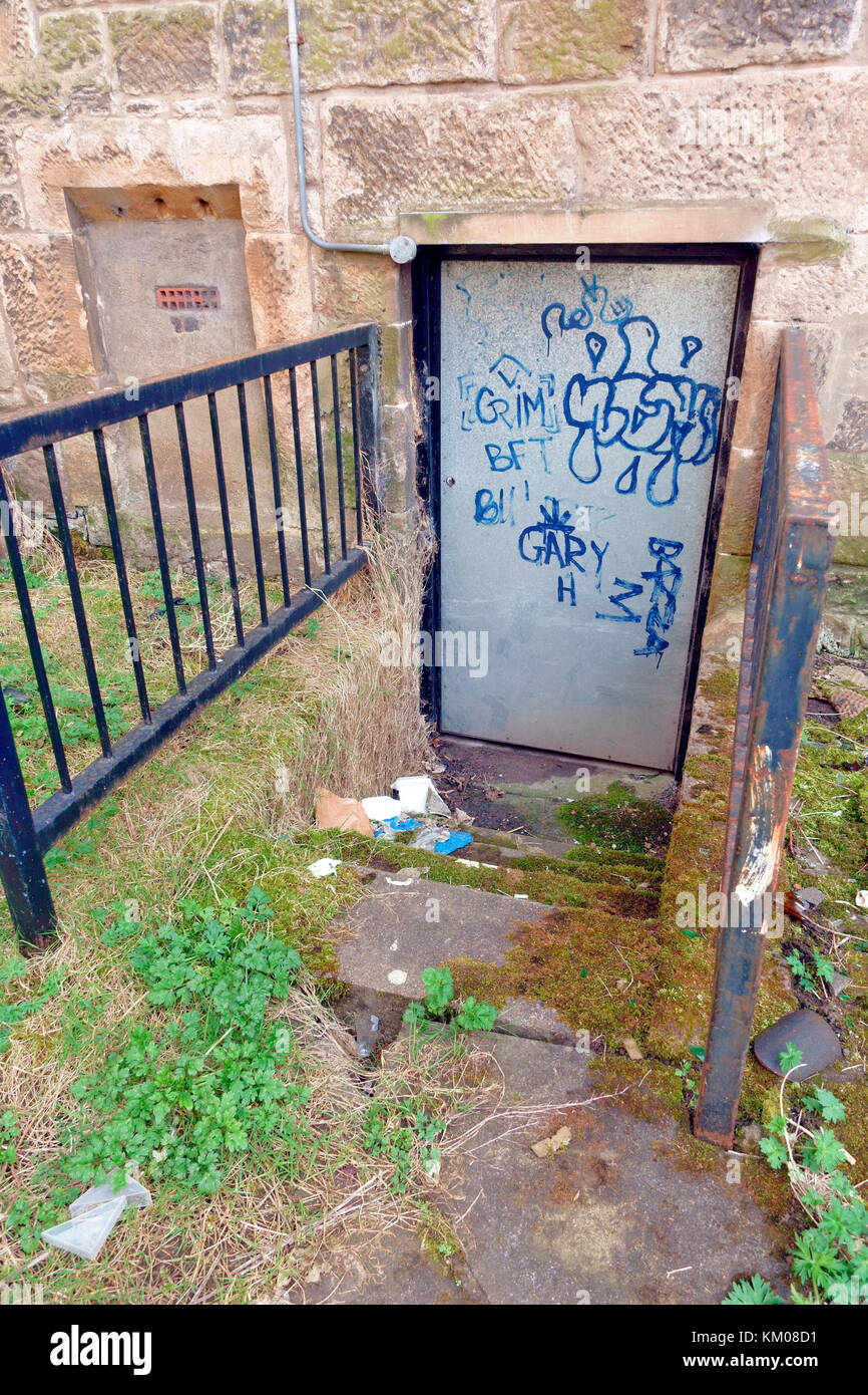 Porta in metallo, coperta di graffiti, di un edificio in locazione Glasgow per scoraggiare l'ingresso Foto Stock